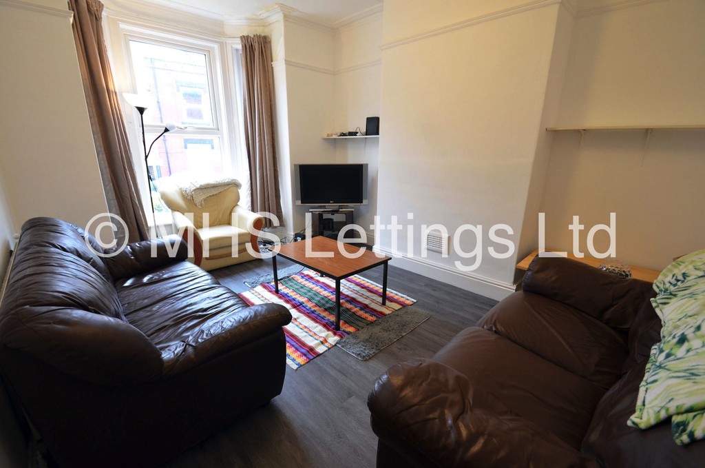 Photo of 4 Bedroom Mid Terraced House in 53 Thornville Road, Leeds, LS6 1JY