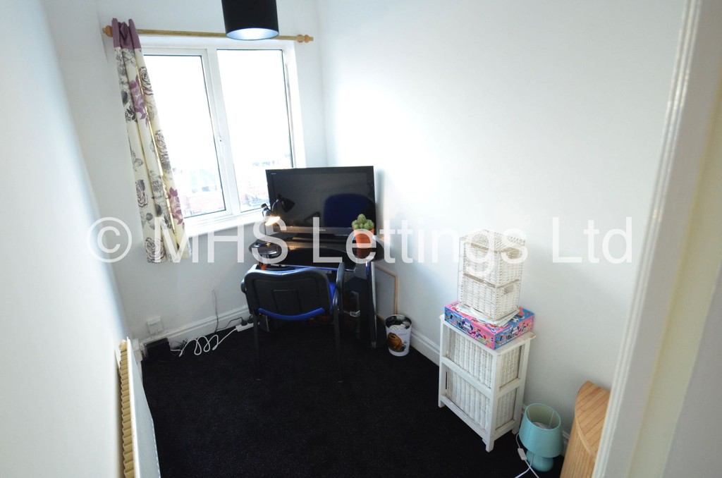 Photo of 2 Bedroom Mid Terraced House in 9 Park View Avenue, Leeds, LS4 2LH