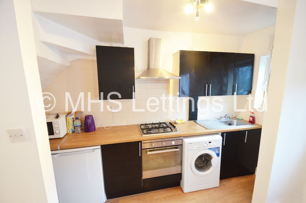 Photo of 2 Bedroom Mid Terraced House in 9 Park View Avenue, Leeds, LS4 2LH