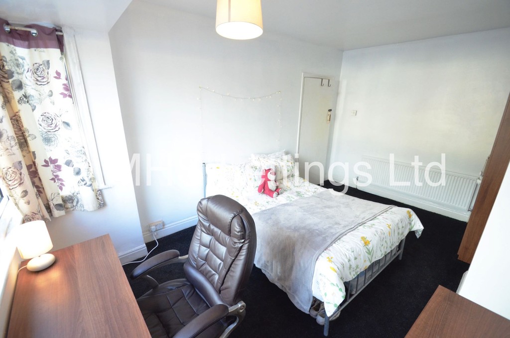 Photo of 2 Bedroom Mid Terraced House in 9 Park View Avenue, Leeds, LS4 2LH