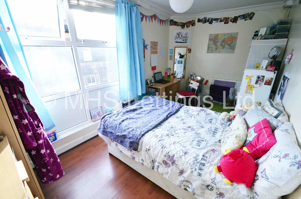 Photo of 5 Bedroom End Terraced House in 5 Raven Road, Leeds, LS6 1DA