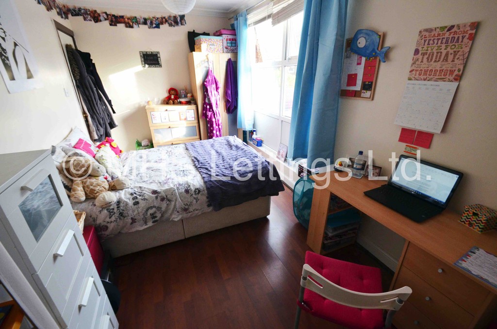 Photo of 5 Bedroom End Terraced House in 5 Raven Road, Leeds, LS6 1DA