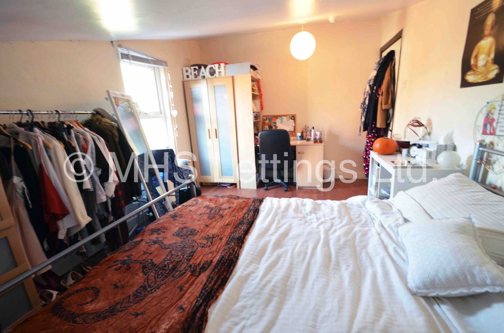 Photo of 5 Bedroom End Terraced House in 5 Raven Road, Leeds, LS6 1DA