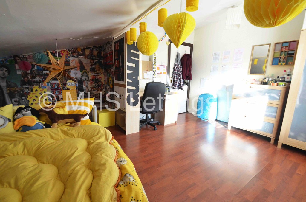 Photo of 5 Bedroom End Terraced House in 5 Raven Road, Leeds, LS6 1DA