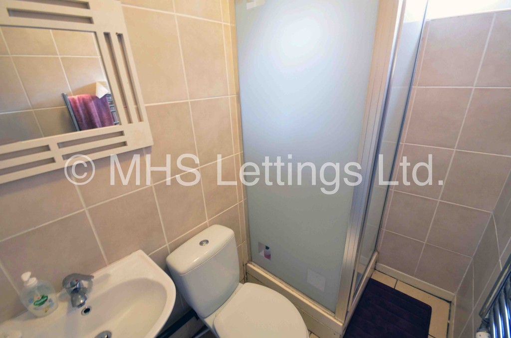 Photo of 5 Bedroom End Terraced House in 5 Raven Road, Leeds, LS6 1DA