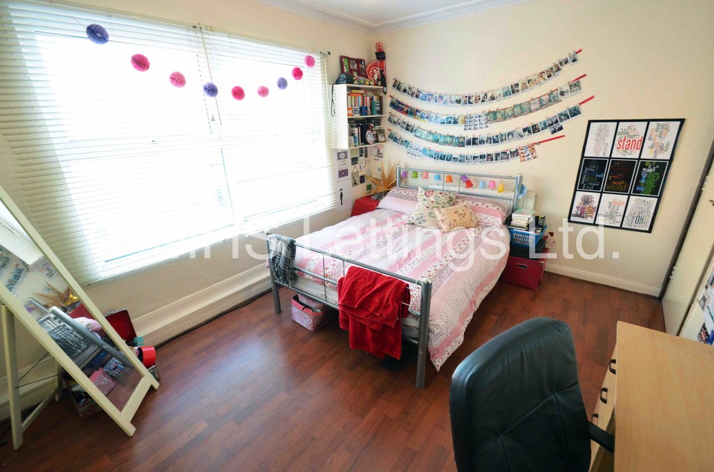 Photo of 5 Bedroom End Terraced House in 5 Raven Road, Leeds, LS6 1DA