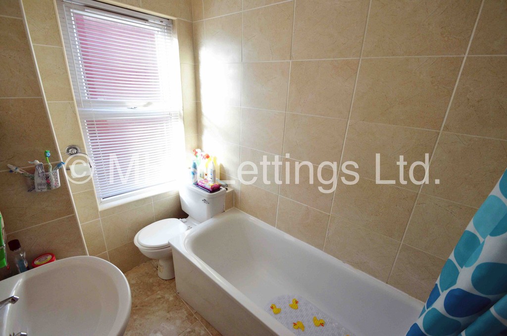 Photo of 5 Bedroom End Terraced House in 5 Raven Road, Leeds, LS6 1DA