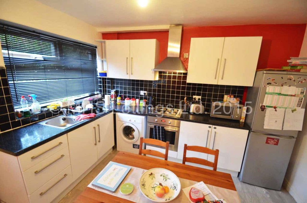 Photo of 2 Bedroom Mid Terraced House in 15 Park View Avenue, Leeds, LS4 2LH