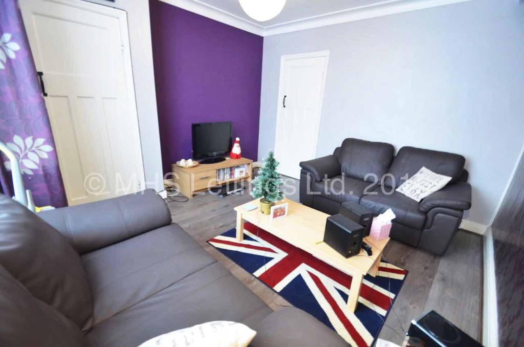 Photo of 2 Bedroom Mid Terraced House in 15 Park View Avenue, Leeds, LS4 2LH
