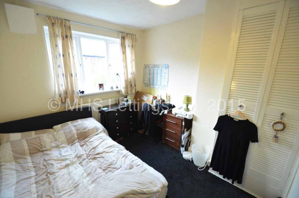 Photo of 2 Bedroom Mid Terraced House in 15 Park View Avenue, Leeds, LS4 2LH