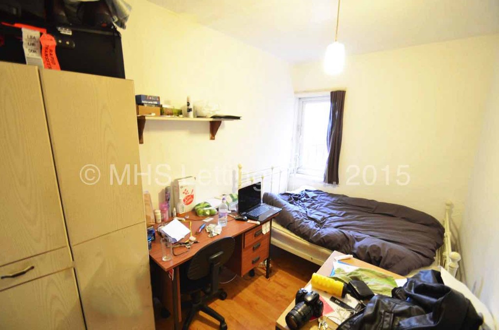 Photo of 3 Bedroom Mid Terraced House in 26 Park View Avenue, Leeds, LS4 2LH