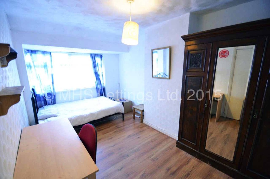 Photo of 3 Bedroom Mid Terraced House in 26 Park View Avenue, Leeds, LS4 2LH