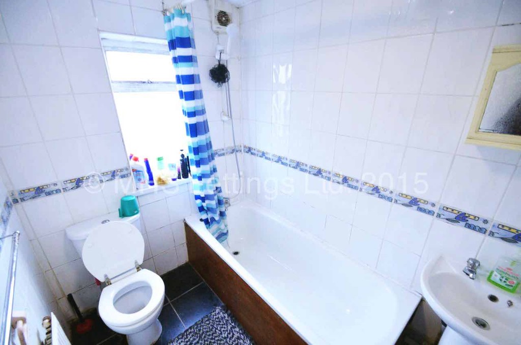 Photo of 3 Bedroom Mid Terraced House in 26 Park View Avenue, Leeds, LS4 2LH