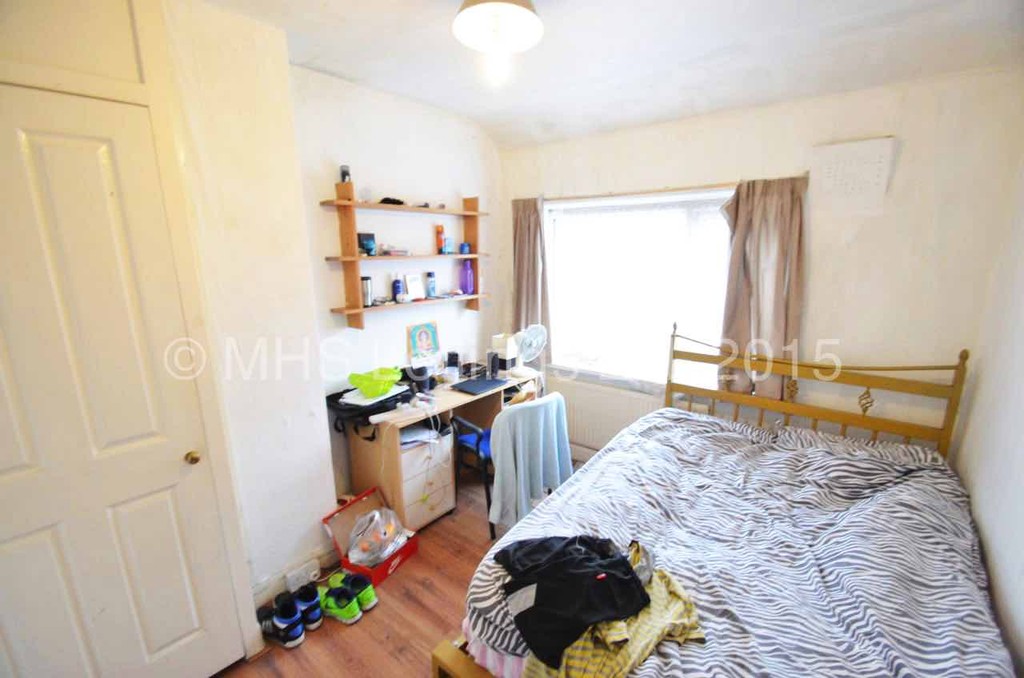 Photo of 3 Bedroom Mid Terraced House in 26 Park View Avenue, Leeds, LS4 2LH