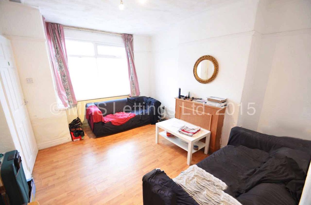 Photo of 3 Bedroom Mid Terraced House in 26 Park View Avenue, Leeds, LS4 2LH