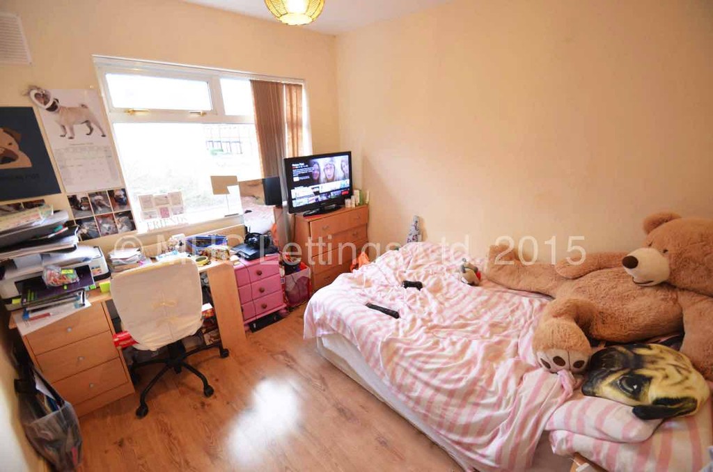 Photo of 2 Bedroom Mid Terraced House in 20 Park View Avenue, Leeds, LS4 2LH