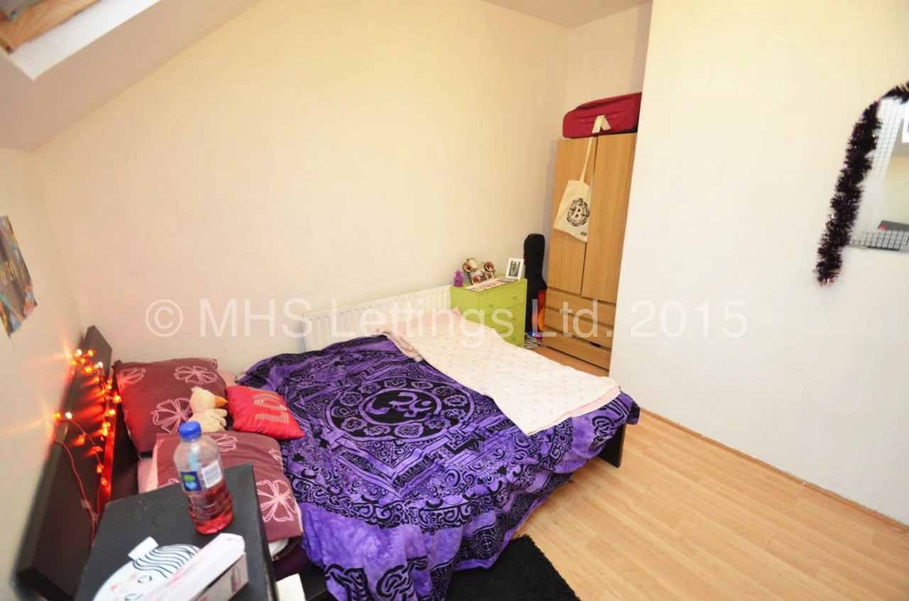 Photo of 4 Bedroom Mid Terraced House in 85 Harold Grove, Leeds, LS6 1LB
