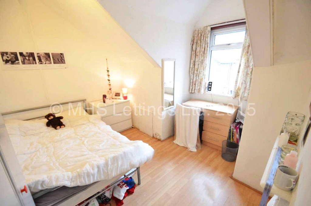 Photo of 4 Bedroom Mid Terraced House in 85 Harold Grove, Leeds, LS6 1LB