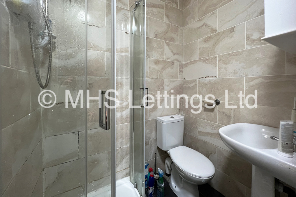 Photo of 4 Bedroom Mid Terraced House in 85 Harold Grove, Leeds, LS6 1LB