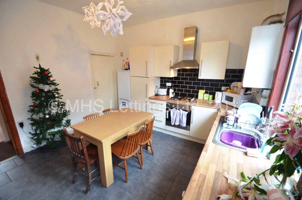 Photo of 4 Bedroom Mid Terraced House in 85 Harold Grove, Leeds, LS6 1LB