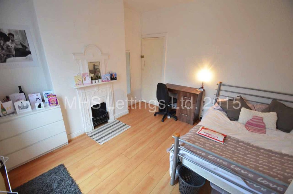Photo of 4 Bedroom Mid Terraced House in 85 Harold Grove, Leeds, LS6 1LB