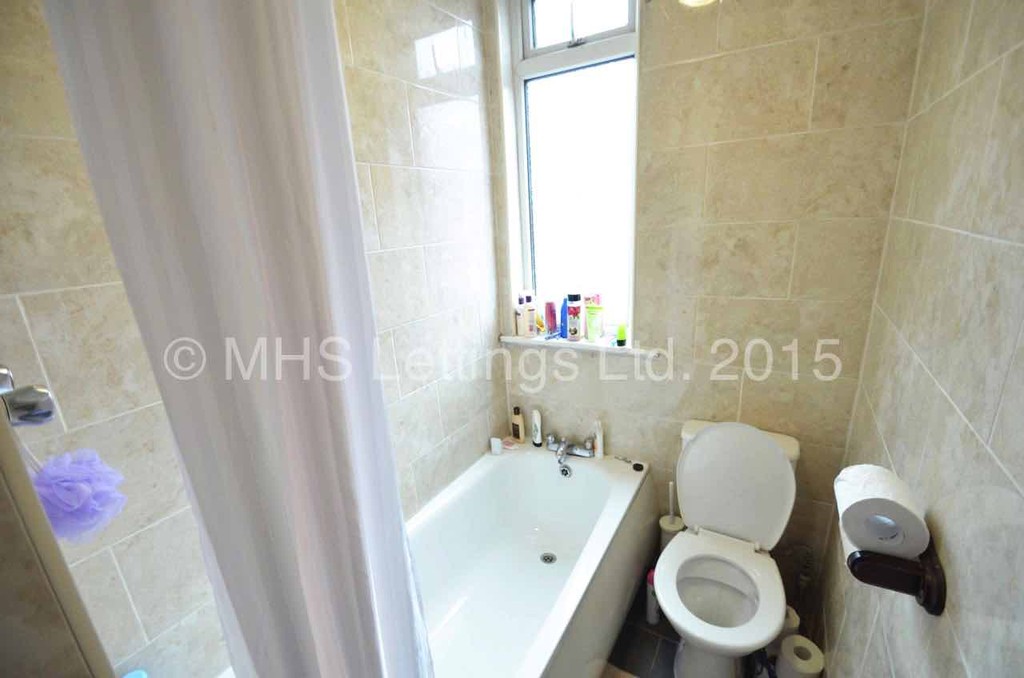 Photo of 4 Bedroom Mid Terraced House in 85 Harold Grove, Leeds, LS6 1LB