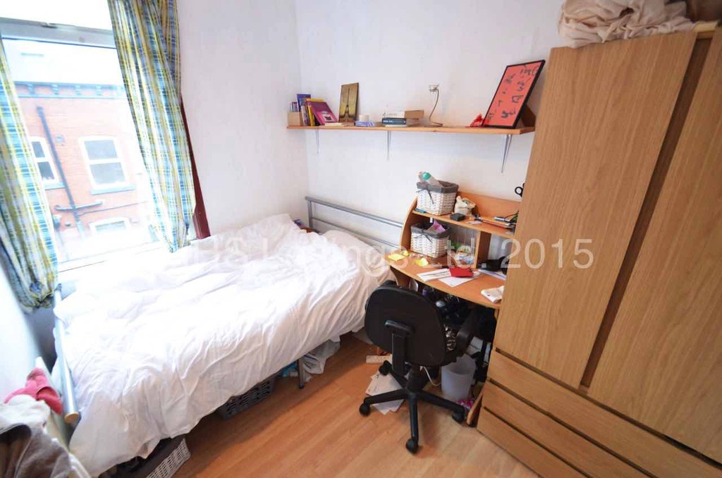 Photo of 4 Bedroom Mid Terraced House in 85 Harold Grove, Leeds, LS6 1LB