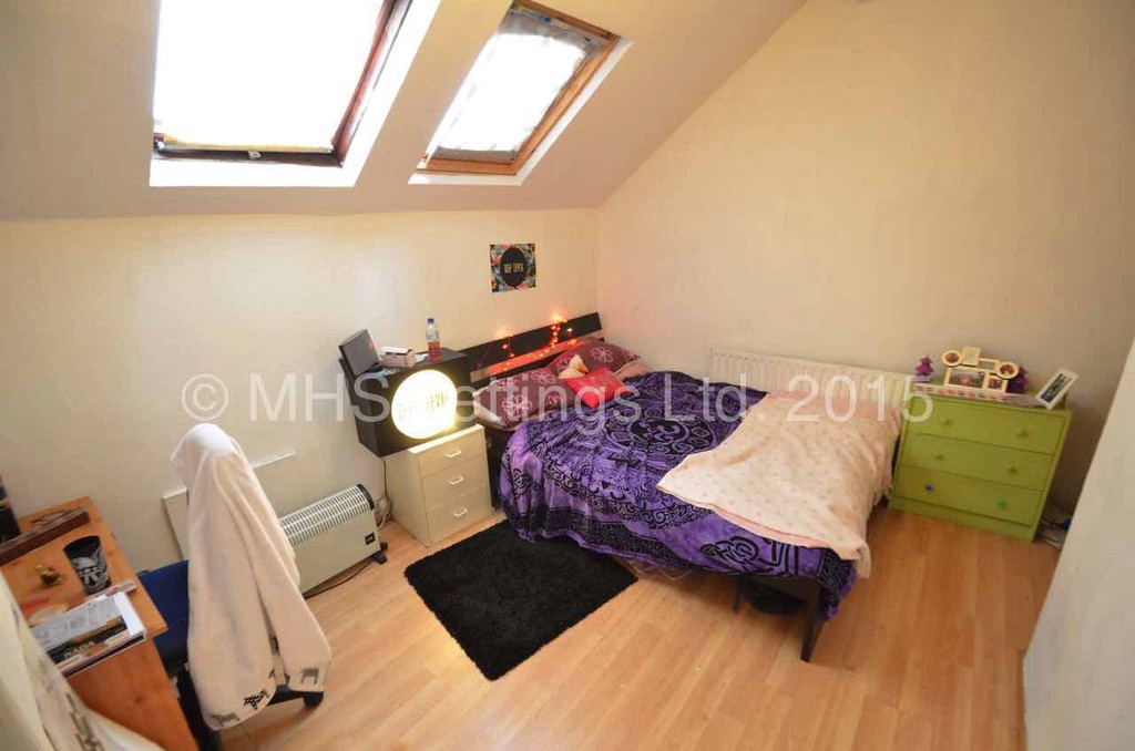 Photo of 4 Bedroom Mid Terraced House in 85 Harold Grove, Leeds, LS6 1LB