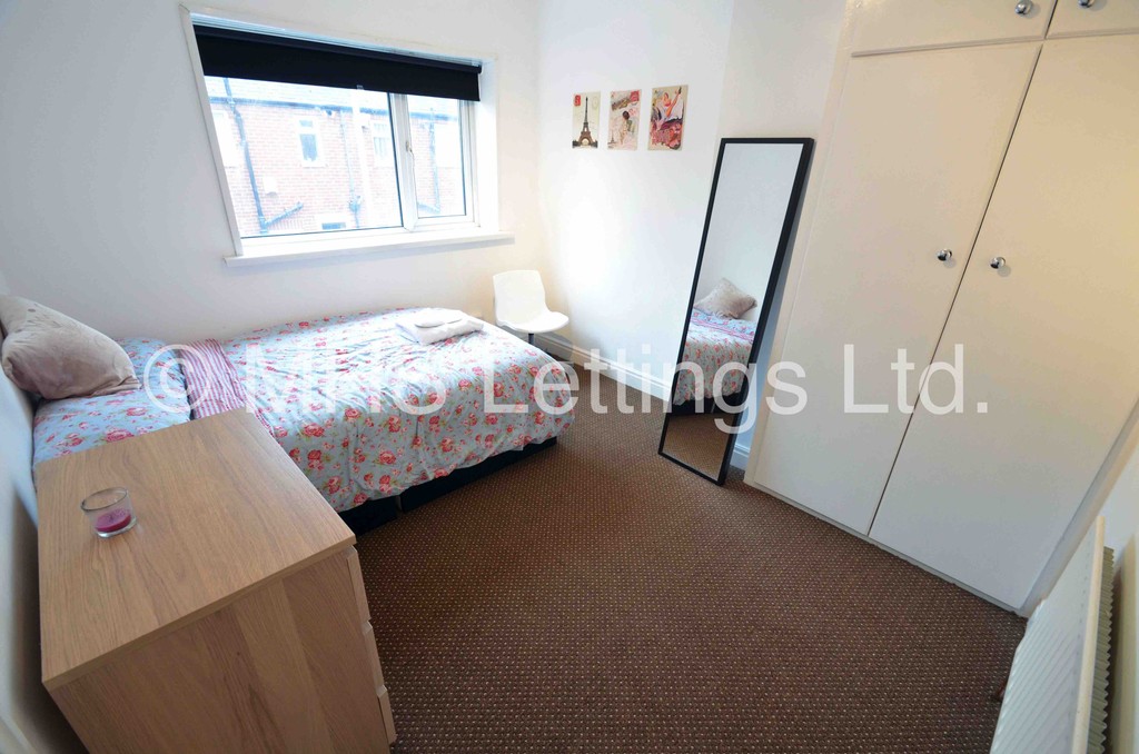 Photo of 2 Bedroom Mid Terraced House in 5 Park View Avenue, Leeds, LS4 2LH