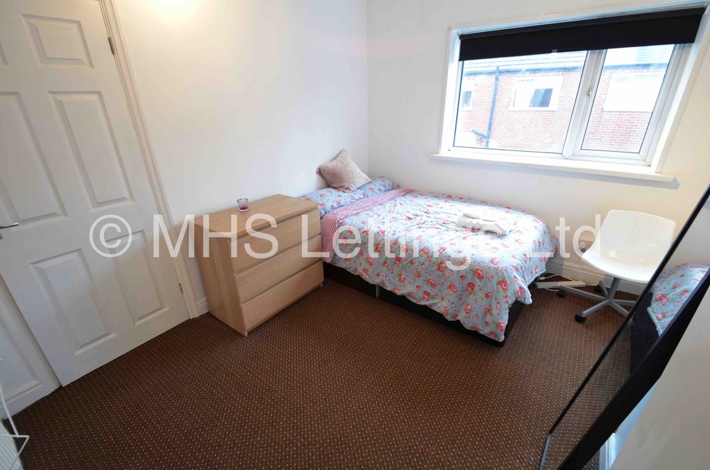 Photo of 2 Bedroom Mid Terraced House in 5 Park View Avenue, Leeds, LS4 2LH