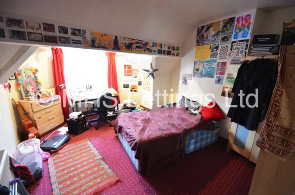 Photo of 8 Bedroom End Terraced House in 1 Hill Top Street, Leeds, LS6 1NW