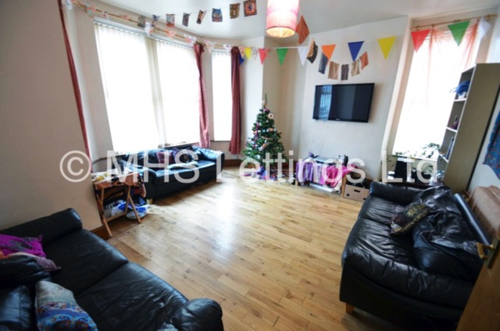 Photo of 8 Bedroom End Terraced House in 1 Hill Top Street, Leeds, LS6 1NW