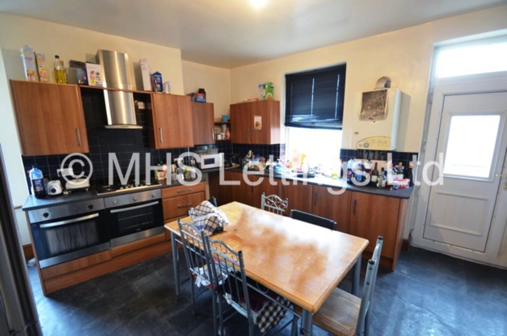 Photo of 8 Bedroom End Terraced House in 1 Hill Top Street, Leeds, LS6 1NW