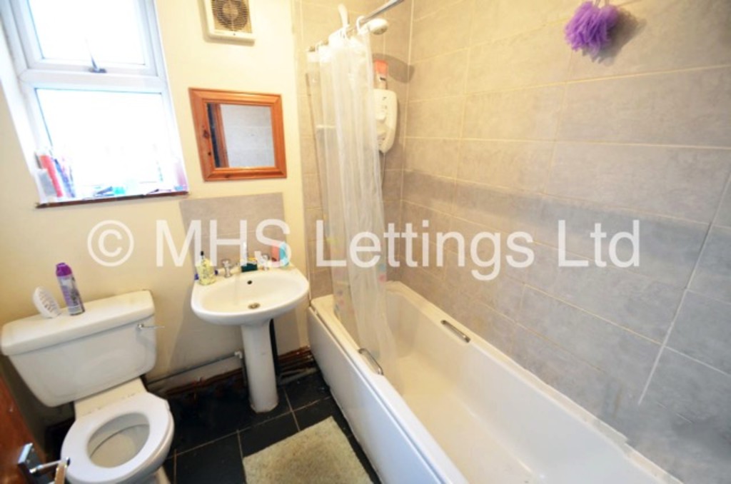 Photo of 8 Bedroom End Terraced House in 1 Hill Top Street, Leeds, LS6 1NW