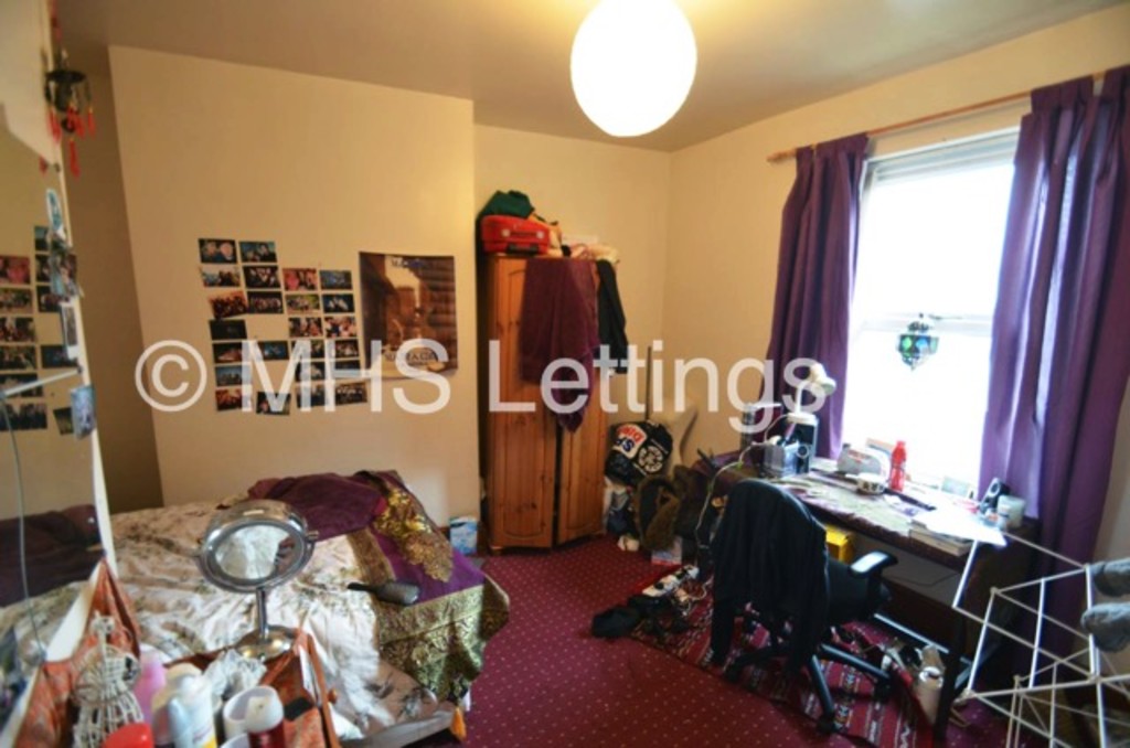 Photo of 8 Bedroom End Terraced House in 1 Hill Top Street, Leeds, LS6 1NW
