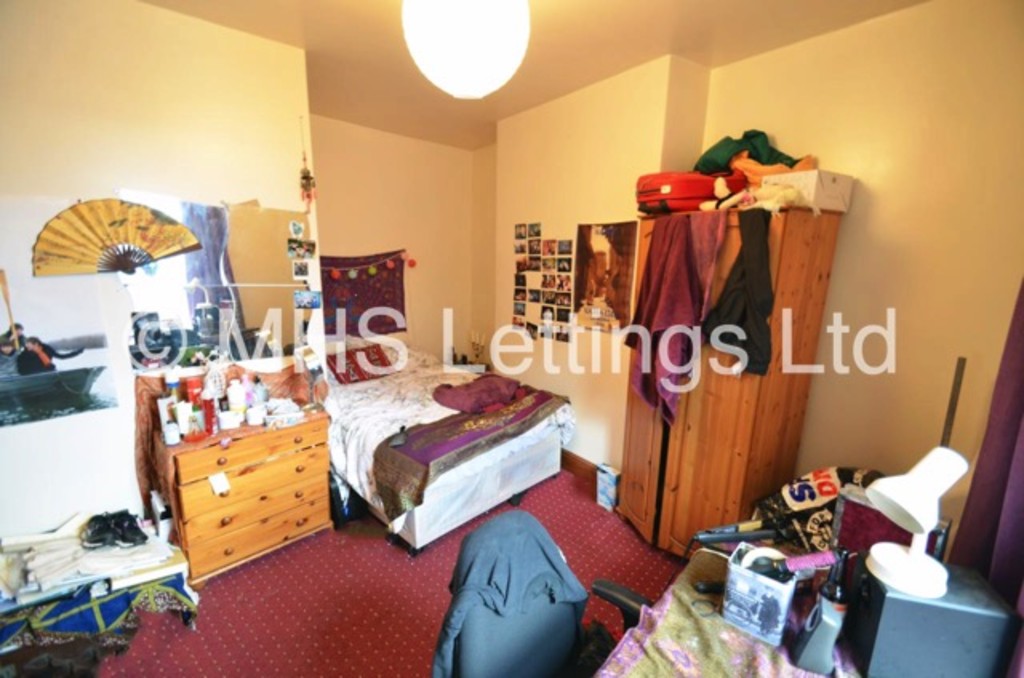 Photo of 8 Bedroom End Terraced House in 1 Hill Top Street, Leeds, LS6 1NW