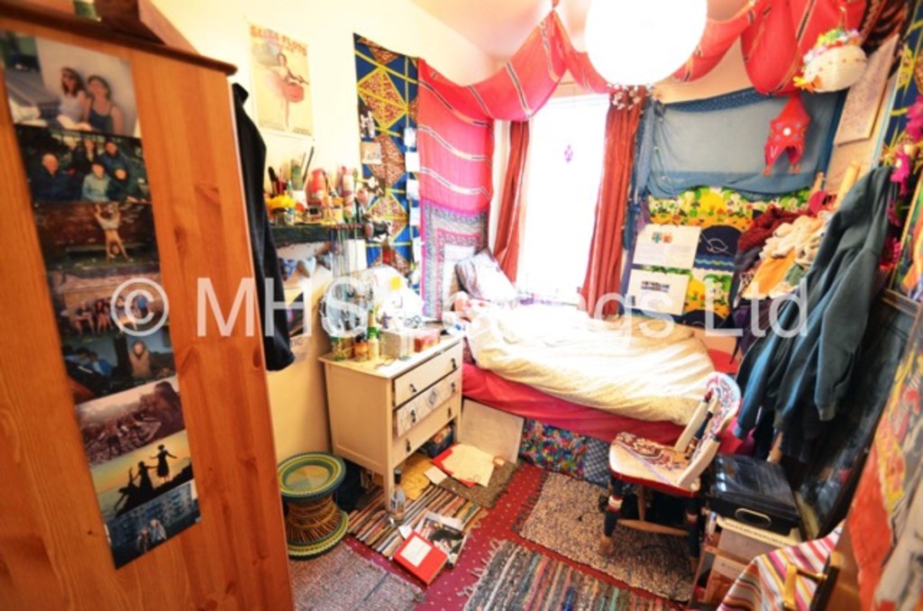 Photo of 8 Bedroom End Terraced House in 1 Hill Top Street, Leeds, LS6 1NW