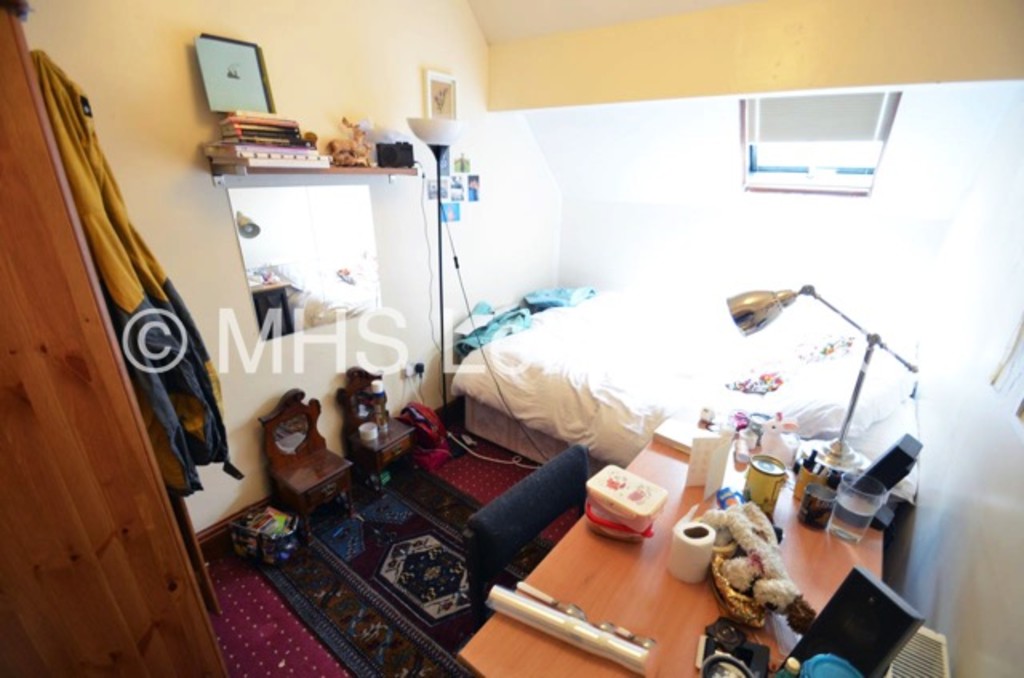 Photo of 8 Bedroom End Terraced House in 1 Hill Top Street, Leeds, LS6 1NW