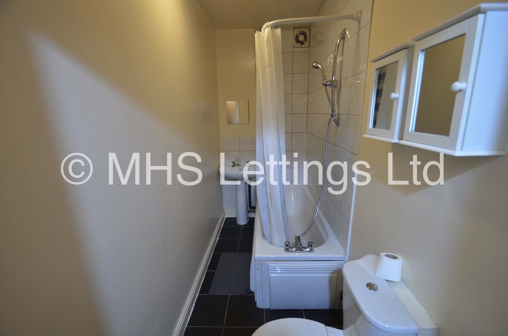 Photo of 6 Bedroom Mid Terraced House in 9 Beamsley Terrace, Leeds, LS6 1LP