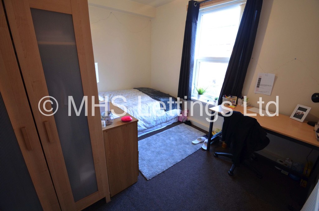 Photo of 6 Bedroom Mid Terraced House in 9 Beamsley Terrace, Leeds, LS6 1LP