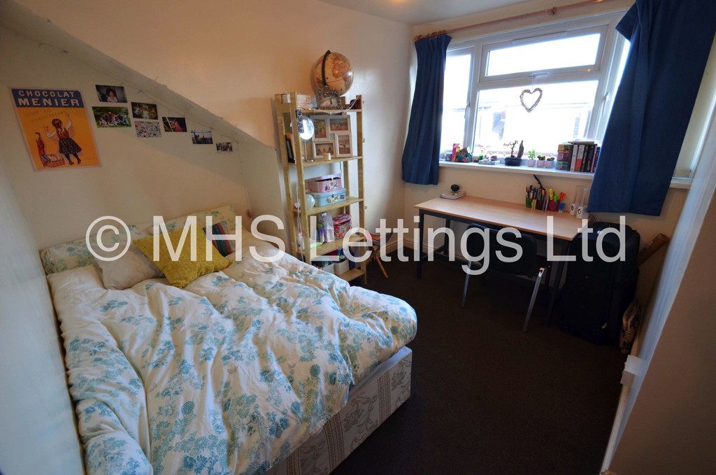 Photo of 6 Bedroom Mid Terraced House in 9 Beamsley Terrace, Leeds, LS6 1LP