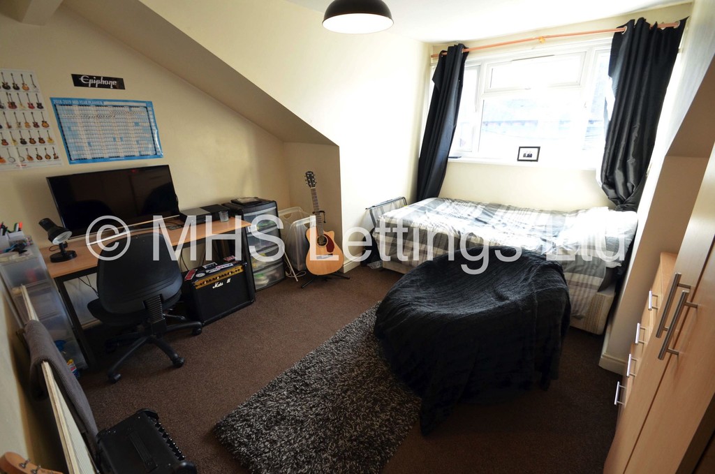Photo of 6 Bedroom Mid Terraced House in 9 Beamsley Terrace, Leeds, LS6 1LP