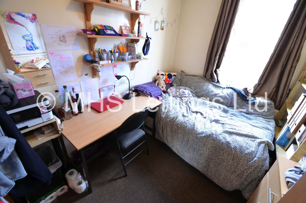 Photo of 6 Bedroom Mid Terraced House in 9 Beamsley Terrace, Leeds, LS6 1LP