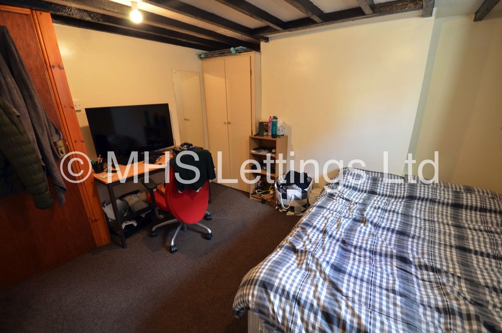 Photo of 6 Bedroom Mid Terraced House in 9 Beamsley Terrace, Leeds, LS6 1LP