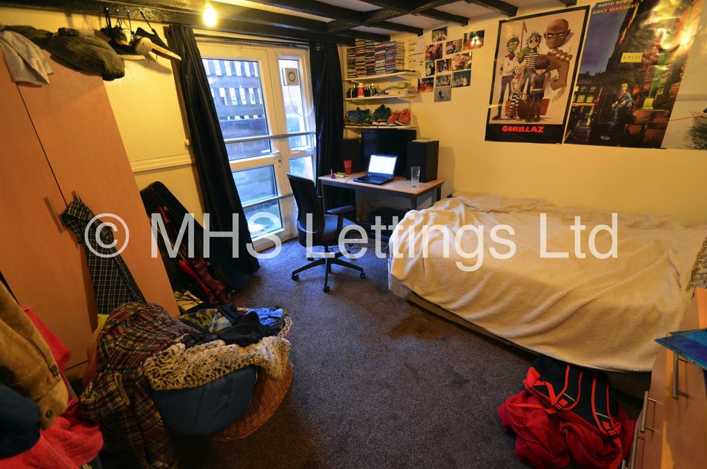 Photo of 6 Bedroom Mid Terraced House in 9 Beamsley Terrace, Leeds, LS6 1LP