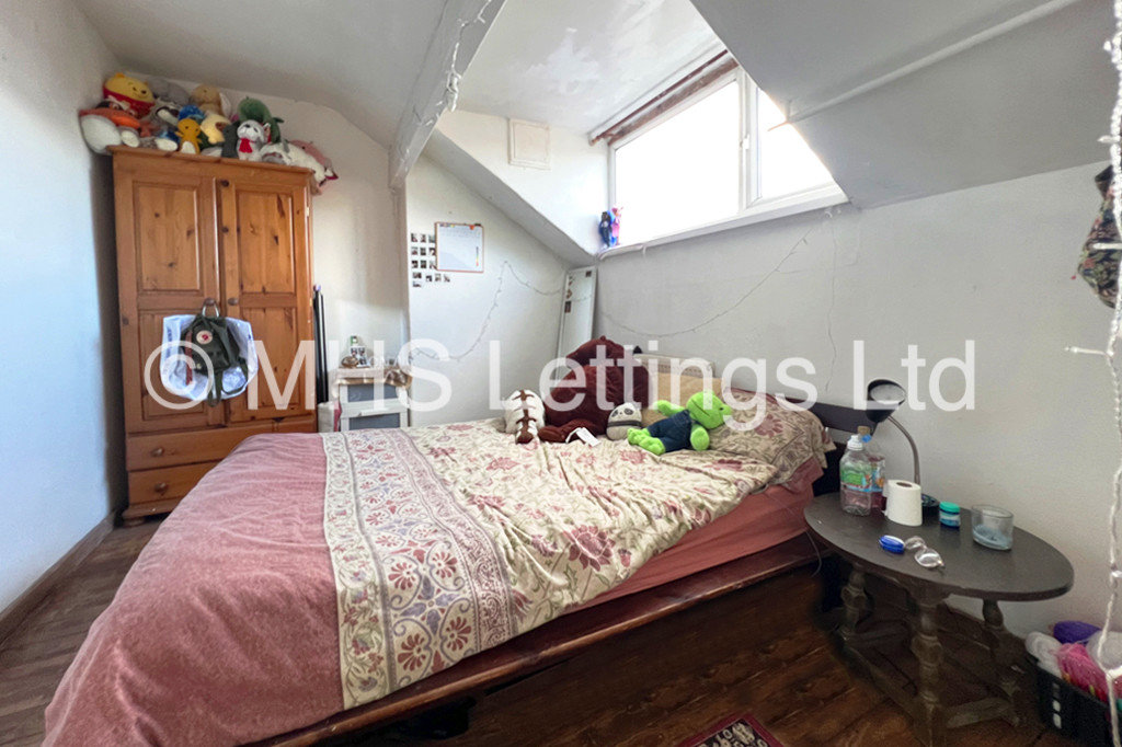 Photo of 2 Bedroom Mid Terraced House in 20 Thornville Terrace, Leeds, LS6 1JT