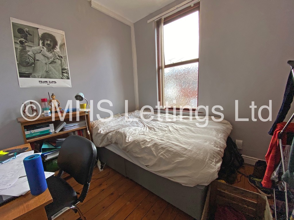 Photo of 4 Bedroom Mid Terraced House in 46 Beechwood View, Leeds, LS4 2LP