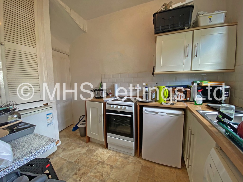 Photo of 4 Bedroom Mid Terraced House in 46 Beechwood View, Leeds, LS4 2LP