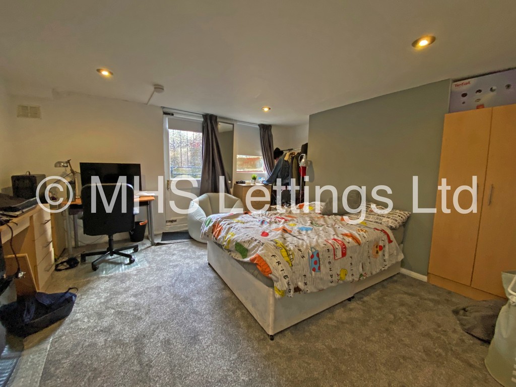 Photo of 4 Bedroom Mid Terraced House in 46 Beechwood View, Leeds, LS4 2LP