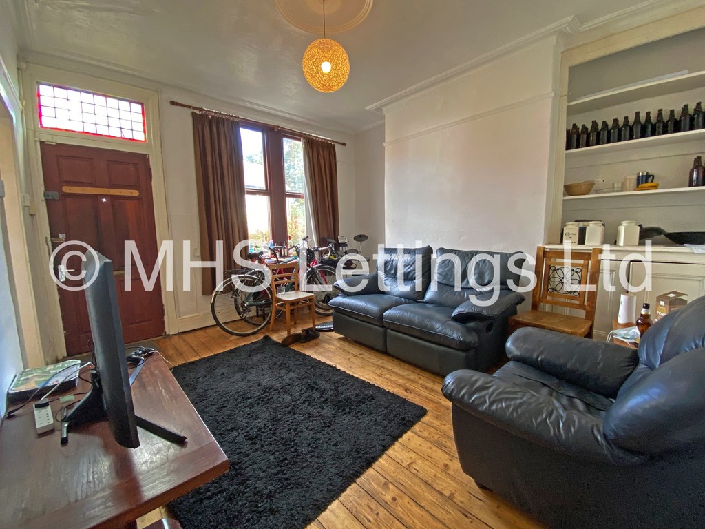 Photo of 4 Bedroom Mid Terraced House in 46 Beechwood View, Leeds, LS4 2LP